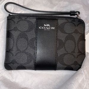 🆕 Coach Wristlet